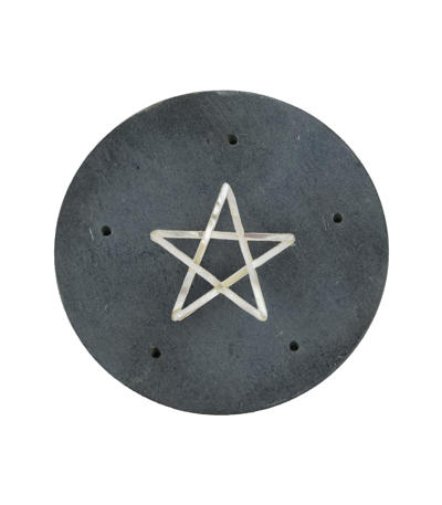 Kameninový stojan s pentagramom